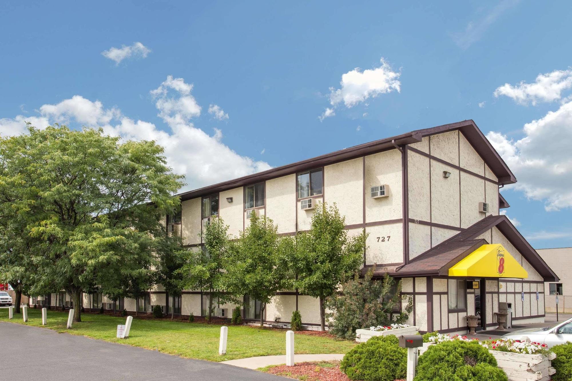 Super 8 Grand Rapids City Center Wyoming Exterior photo